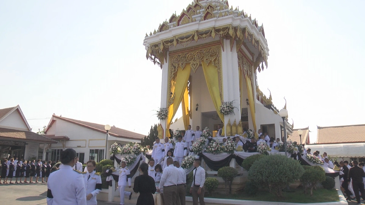 องคมนตรีเป็นประธานในพิธีพระราชทานเพลิงศพ 3 พ่อแม่ลูกเหยื่อยิงกราด