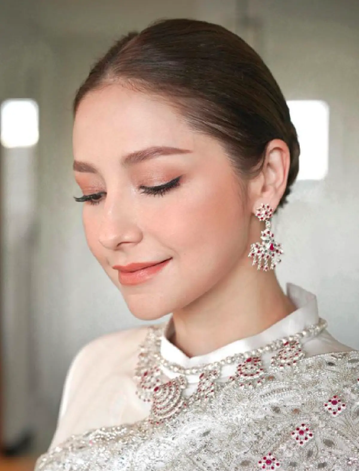 สง่างาม! "ฟลุค-นาตาลี" กราบขอประทานพรและรับประทานน้ำพระพุทธมนต์