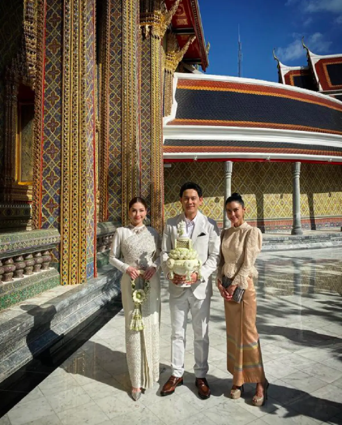 สง่างาม! "ฟลุค-นาตาลี" กราบขอประทานพรและรับประทานน้ำพระพุทธมนต์