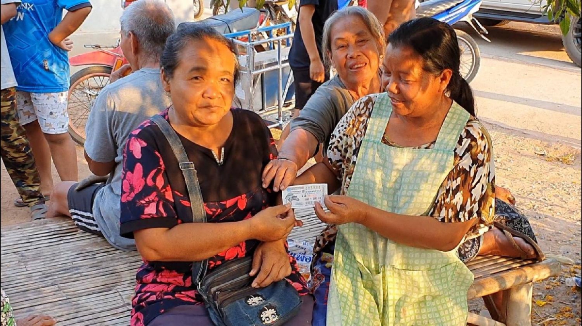 เพื่อนบ้านแห่ยินดีแม่ค้าขายของชำบัวใหญ่โคราชถูกรางวัลที่ 1 รวยในพริบตา 6 ล้าน เพื่อนบ้านแห่ยินดีแม่ค้าขายของชำบัวใหญ่โคราชถูกรางวัลที่ 1 รวยในพริบตา 6 ล้าน