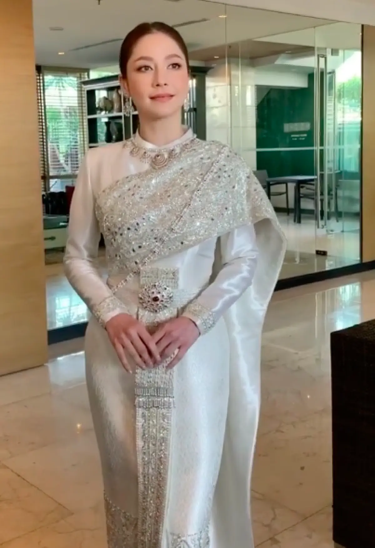 สง่างาม! "ฟลุค-นาตาลี" กราบขอประทานพรและรับประทานน้ำพระพุทธมนต์