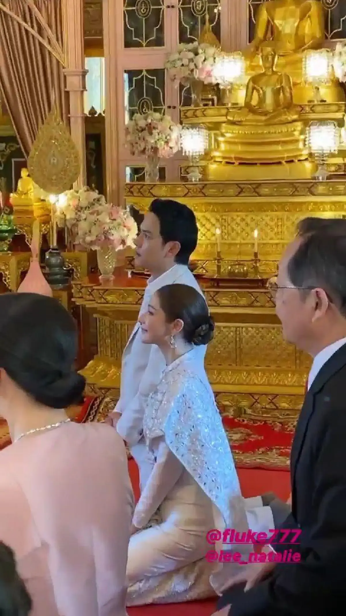 สง่างาม! "ฟลุค-นาตาลี" กราบขอประทานพรและรับประทานน้ำพระพุทธมนต์