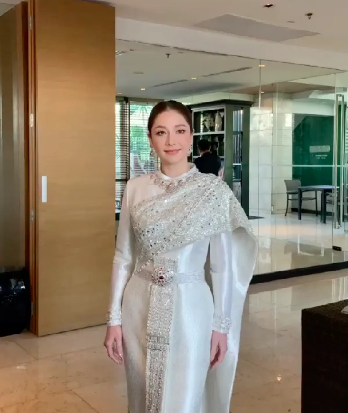 สง่างาม! "ฟลุค-นาตาลี" กราบขอประทานพรและรับประทานน้ำพระพุทธมนต์