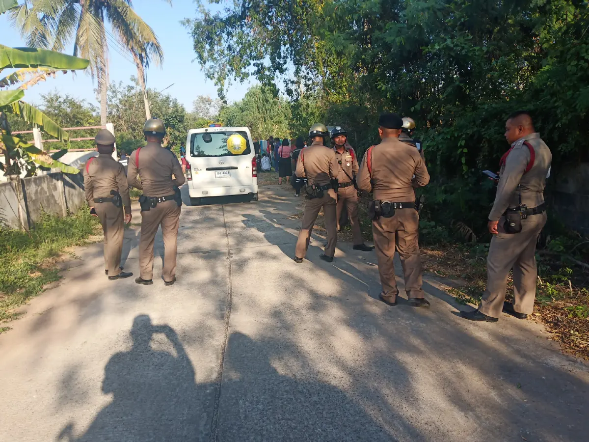 ระทึก! ชายคลุ้มครั่งใช้ปืนยาวรัวยิงกว่า 40 นัดพร้อมจับญาติขังไว้ในบ้าน