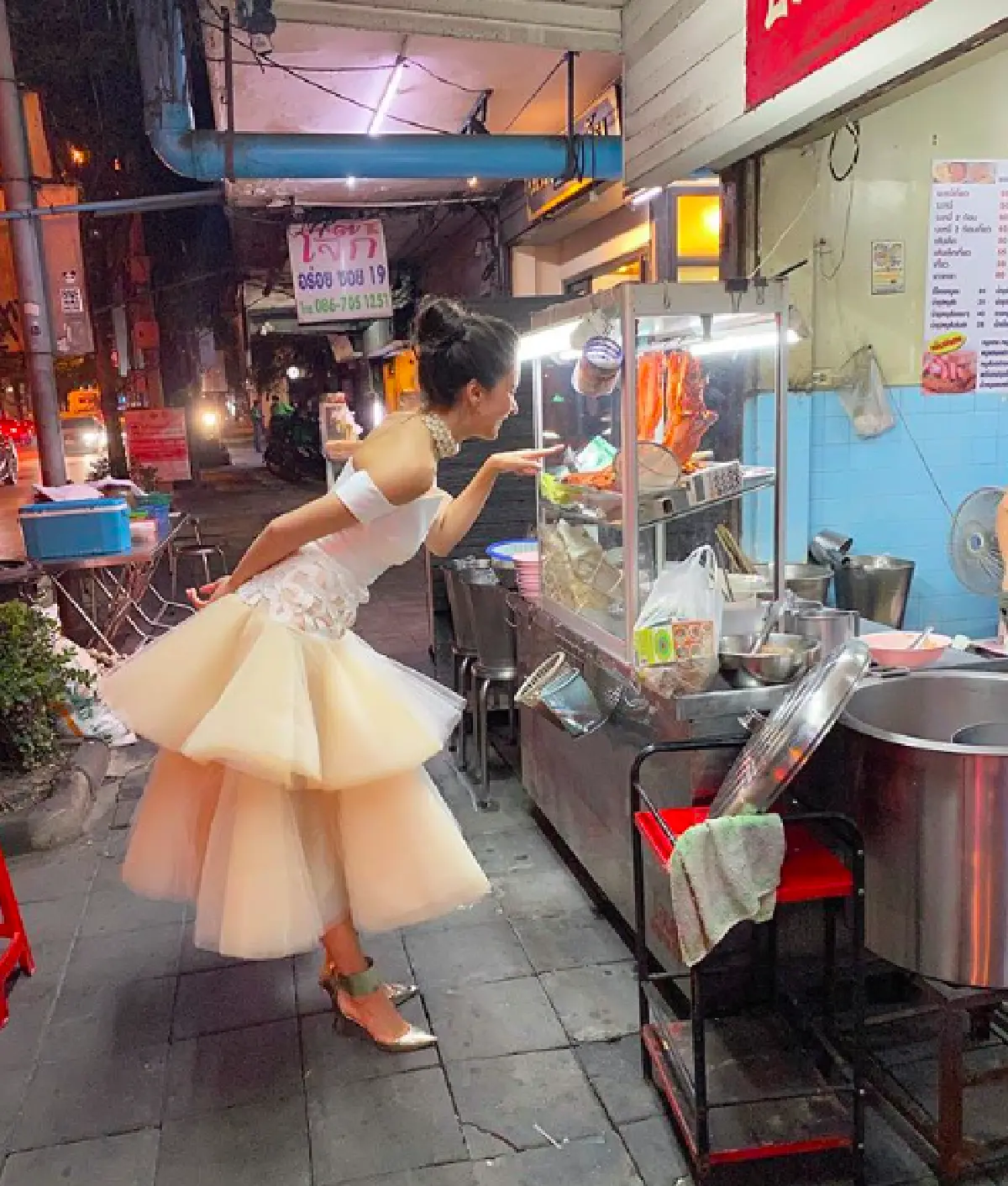 “ริต้า ศรีริต้า” ในชุดฟูฟ่องอลังการแวะซื้อข้าวข้างทาง พร้อมขอโทษคุณสามี 
