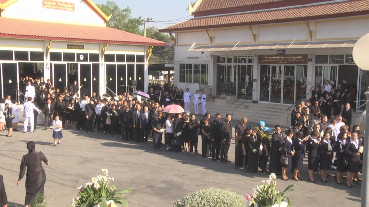 องคมนตรีเป็นประธานในพิธีพระราชทานเพลิงศพ 3 พ่อแม่ลูกเหยื่อยิงกราด