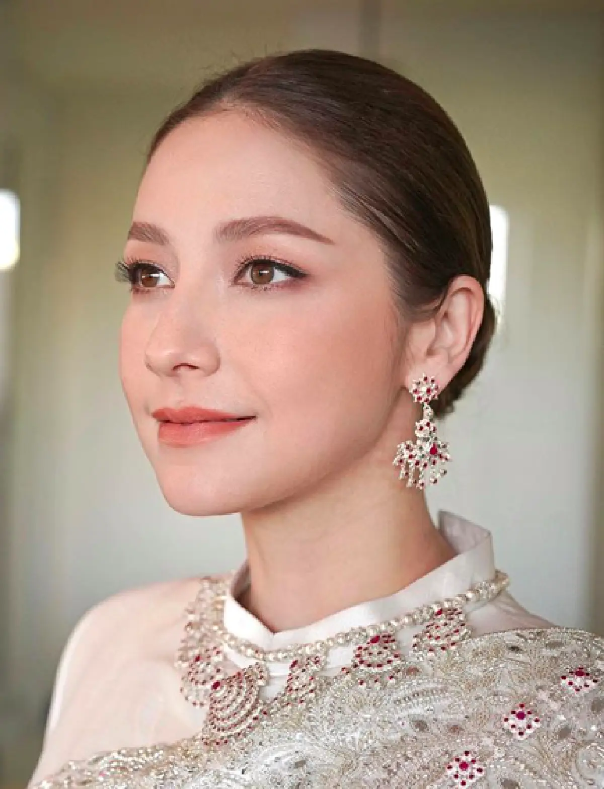 สง่างาม! "ฟลุค-นาตาลี" กราบขอประทานพรและรับประทานน้ำพระพุทธมนต์