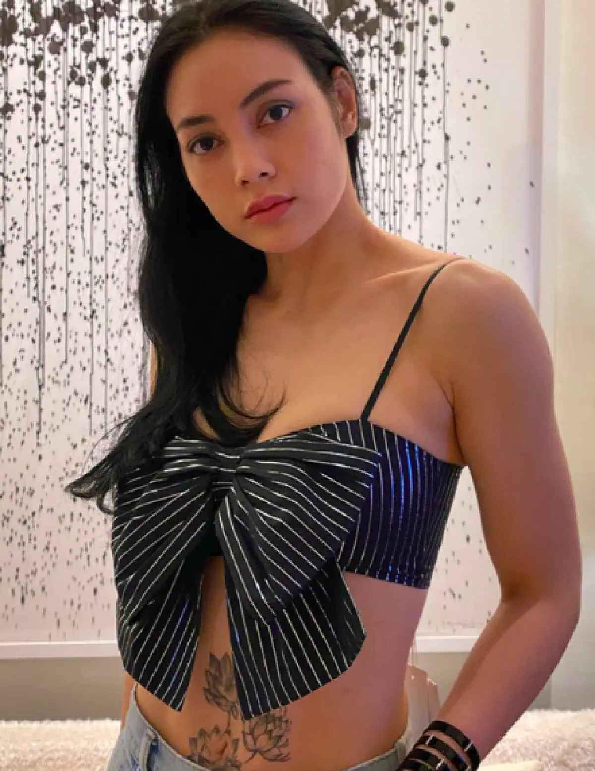 “ตั๊ก บงกช”  ปลื้มปริ่ม “เจ้าสัวบุญชัย” ทำซึ้ง! เก็บพวงมาลัยคล้องคอวันเเต่งงานใส่กรอบ