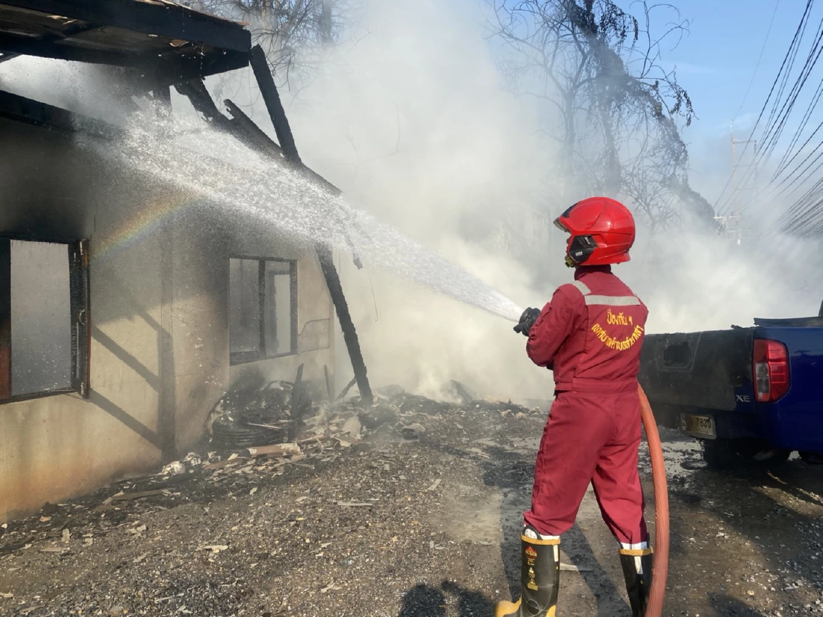 เผาวอด!ไฟไหม้หญ้าริมทางก่อนลามเข้าไหม้เต็นท์รถมือสองห้องแถววายวอด