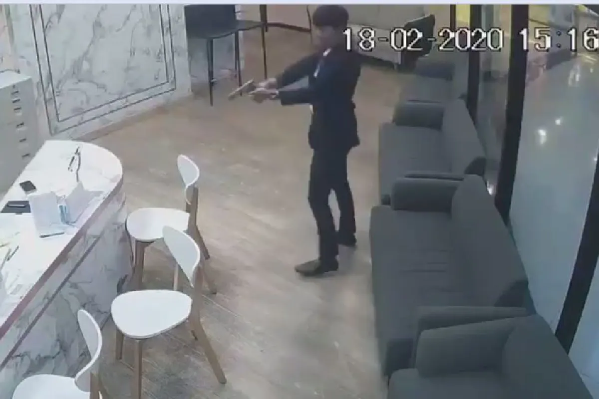 กล้องวงจรปิดเผยนาทีคนร้ายบุกจ่อยิงอดีตภรรยาในคลินิก