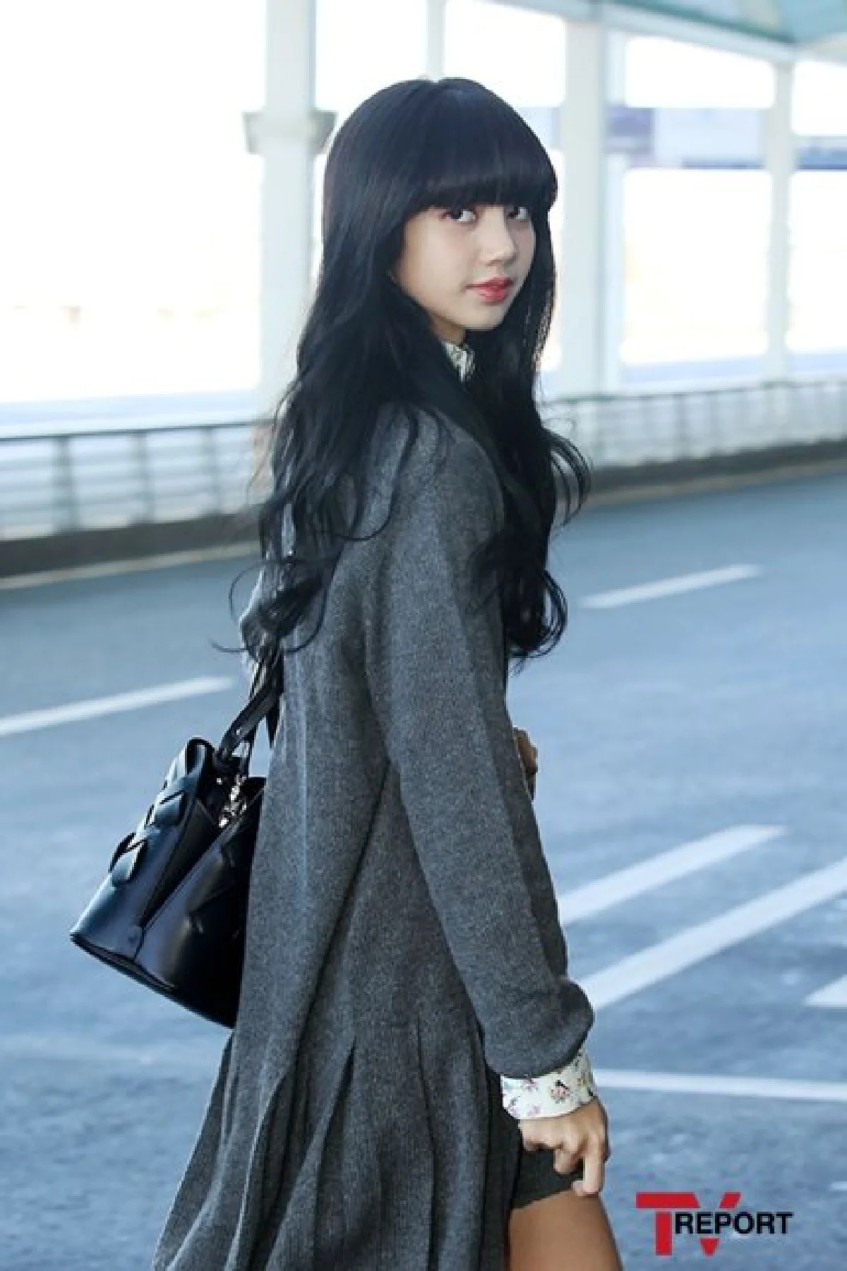 ใจละลายกันไปข้าง “ลิซ่า Blackpink” ในลุคสาวผมดำสะดุดตา บินร่วมงานแฟชั่นโชว์ที่มิลาน