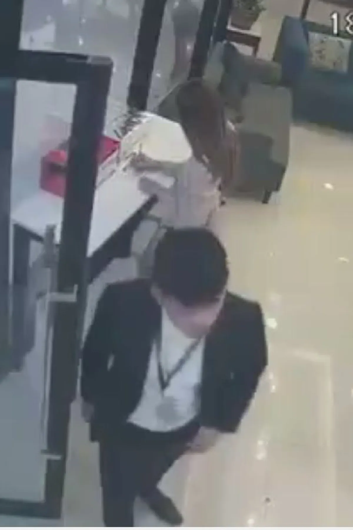 กล้องวงจรปิดเผยนาทีคนร้ายบุกจ่อยิงอดีตภรรยาในคลินิก