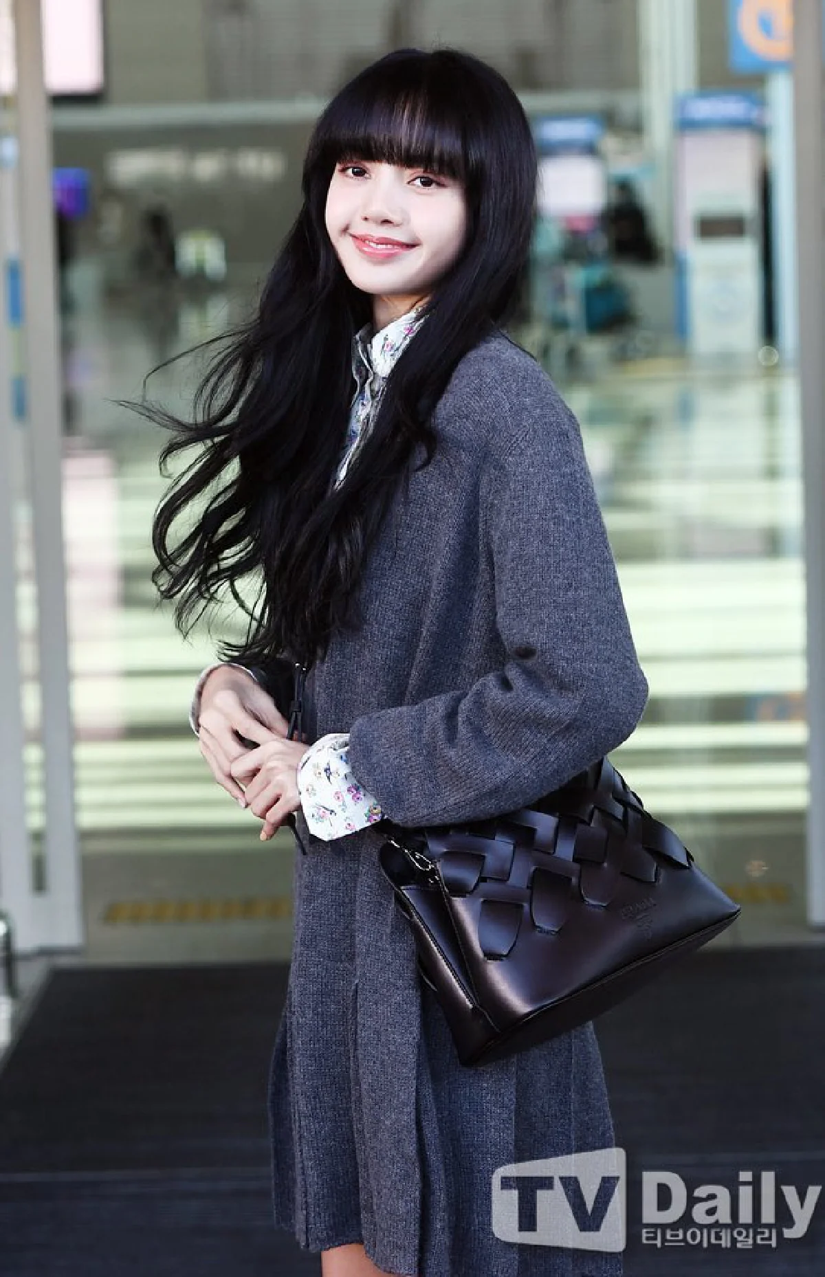 ใจละลายกันไปข้าง “ลิซ่า Blackpink” ในลุคสาวผมดำสะดุดตา บินร่วมงานแฟชั่นโชว์ที่มิลาน