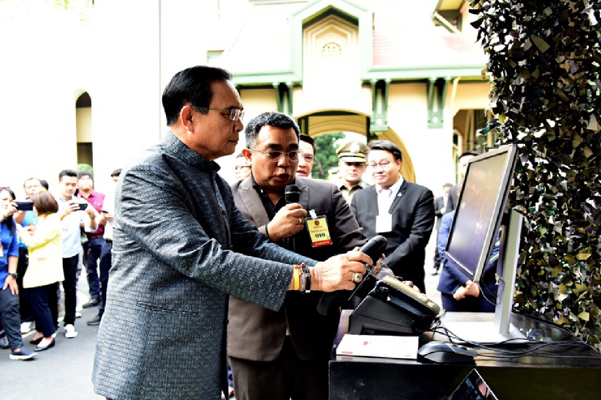 "บิ๊กตู่"ทดลองขับรถดิจิทัลฯ ขอทุกคนปรับตัวให้ทันเทคโนโลยี "บิ๊กตู่"ทดลองขับรถดิจิทัลฯ ขอทุกคนปรับตัวให้ทันเทคโนโลยี
