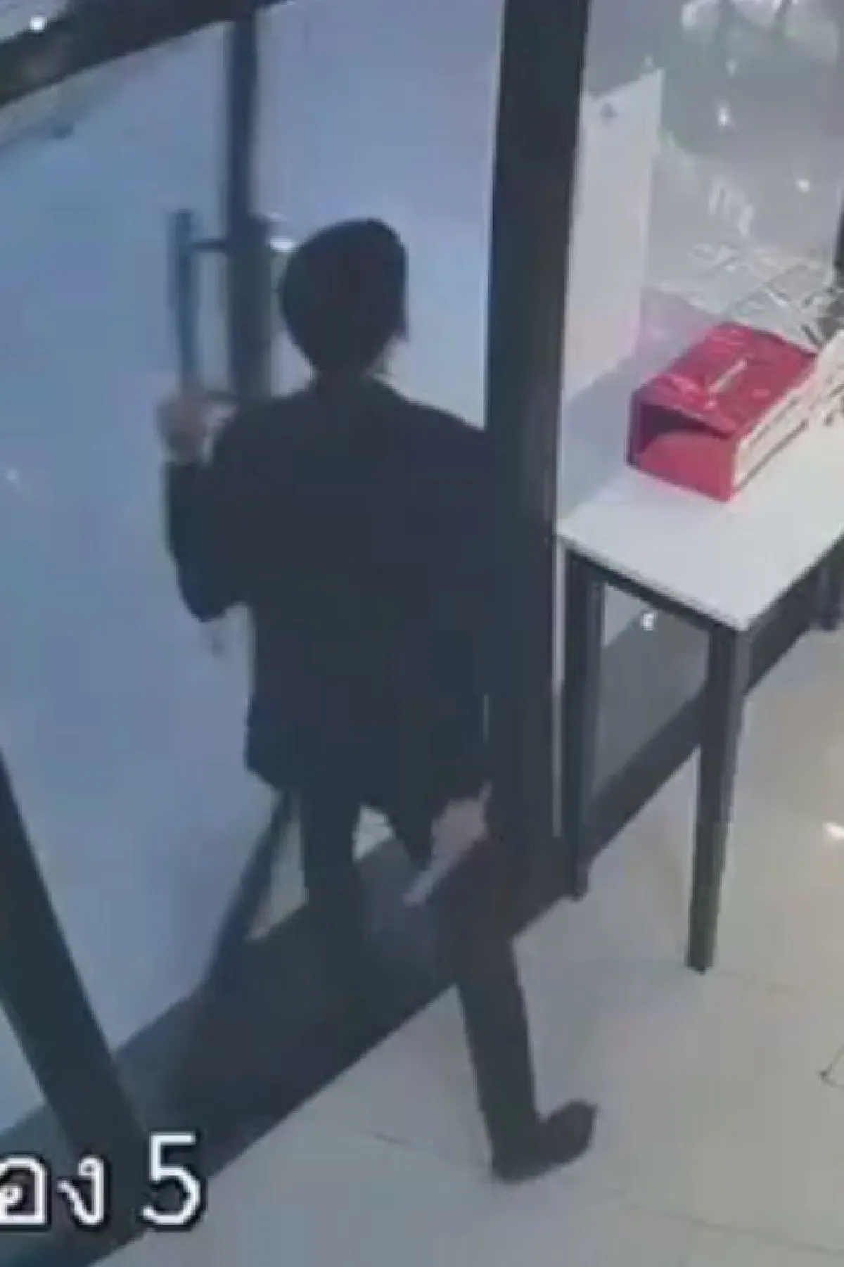 ตร.เร่งล่าตัวคนร้ายบุกยิงอดีตภรรยาดับกลางห้างย่าน อนุสาวรีย์ฯ