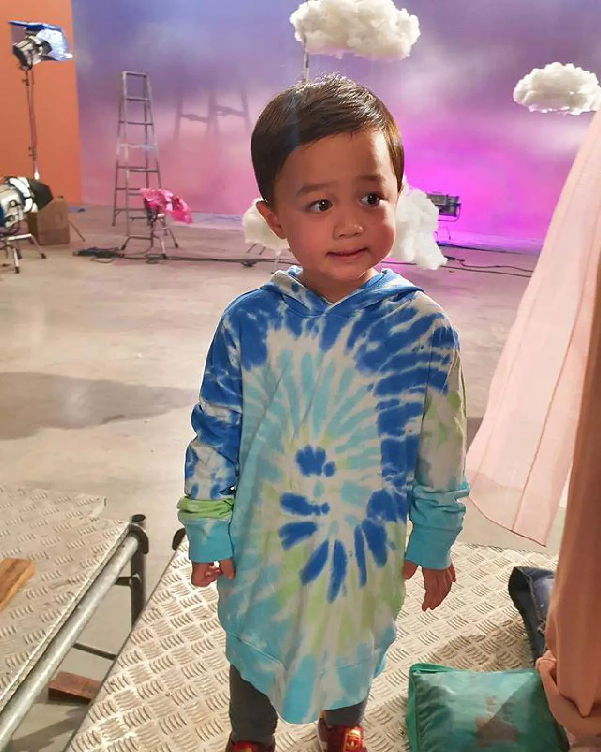 ”แม่ชม" เผยภาพเบื้องหลังฉากของ "น้องพายุ" ที่แจกรอยยิ้มอ่อนๆ น่าเอ็นดูหนัก