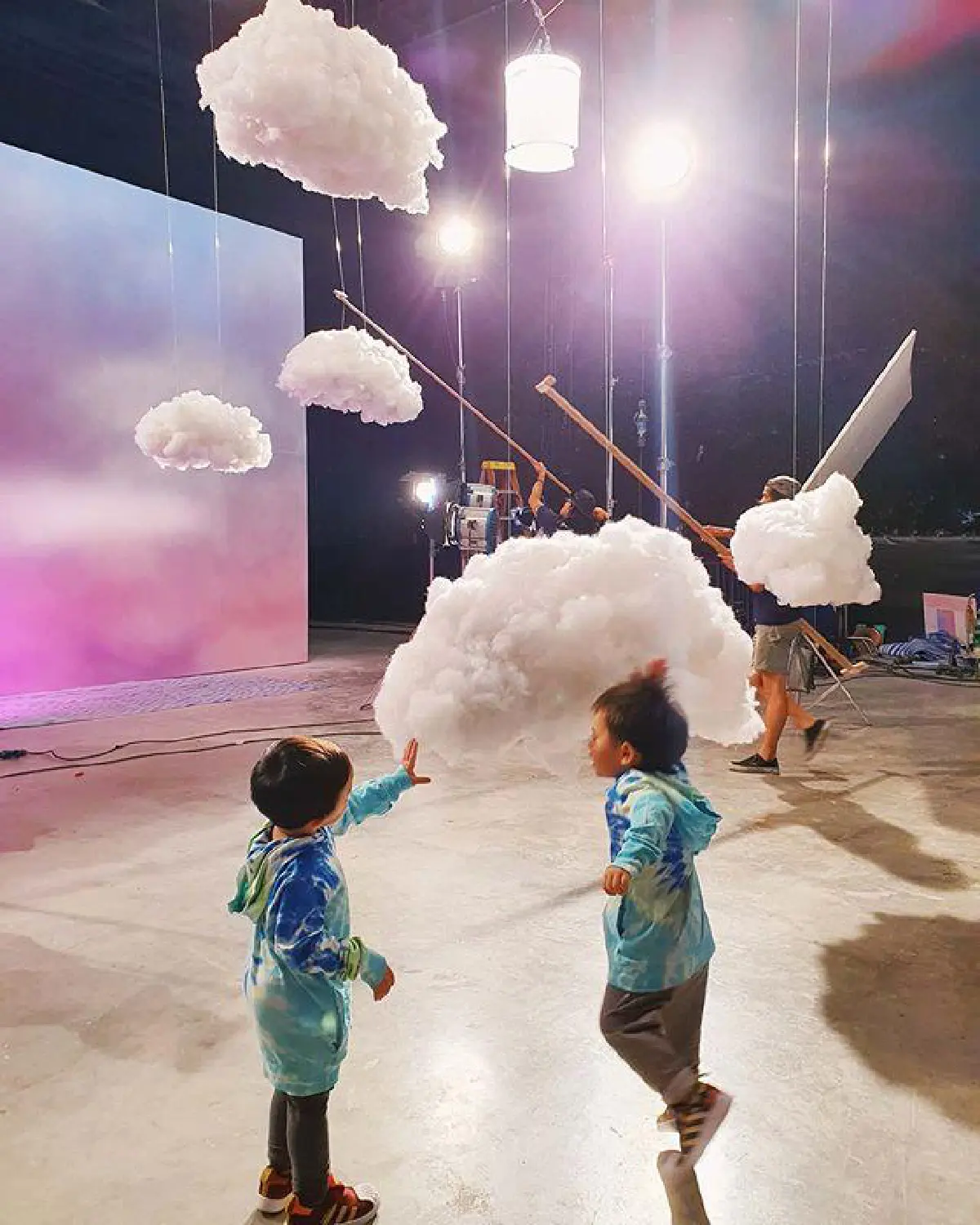 ”แม่ชม" เผยภาพเบื้องหลังฉากของ "น้องพายุ" ที่แจกรอยยิ้มอ่อนๆ น่าเอ็นดูหนัก