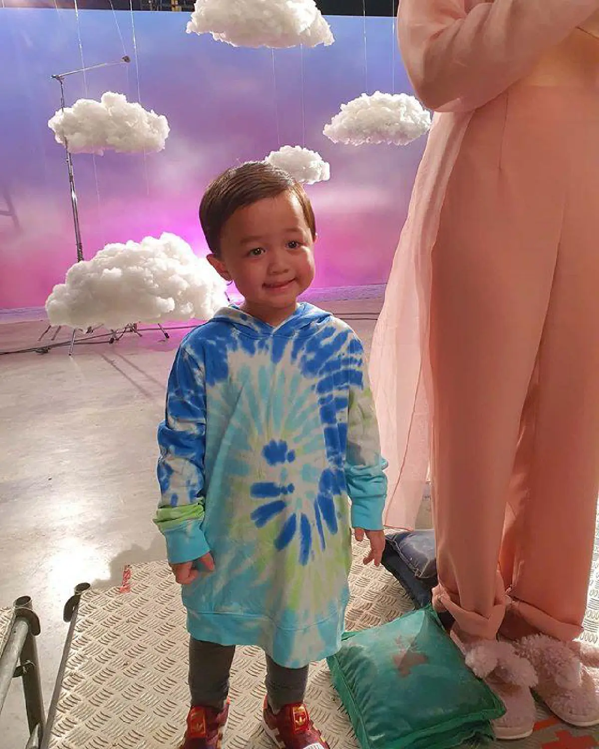 ”แม่ชม" เผยภาพเบื้องหลังฉากของ "น้องพายุ" ที่แจกรอยยิ้มอ่อนๆ น่าเอ็นดูหนัก