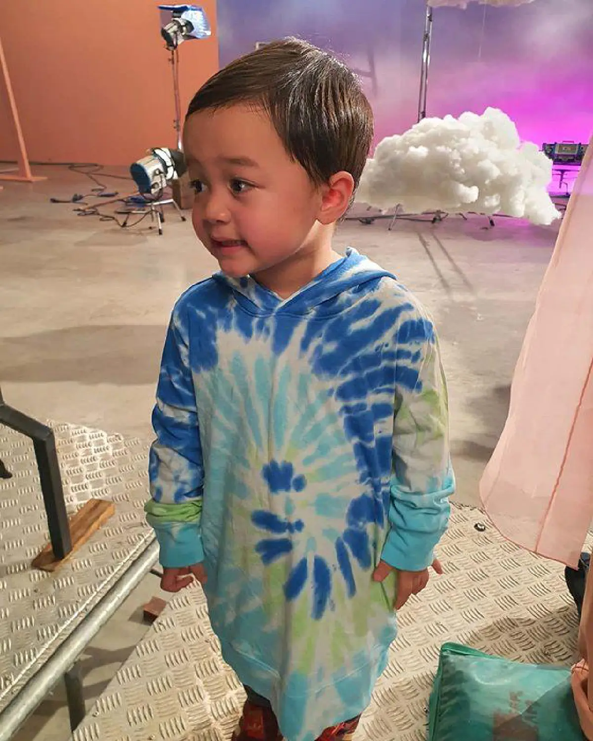 ”แม่ชม" เผยภาพเบื้องหลังฉากของ "น้องพายุ" ที่แจกรอยยิ้มอ่อนๆ น่าเอ็นดูหนัก