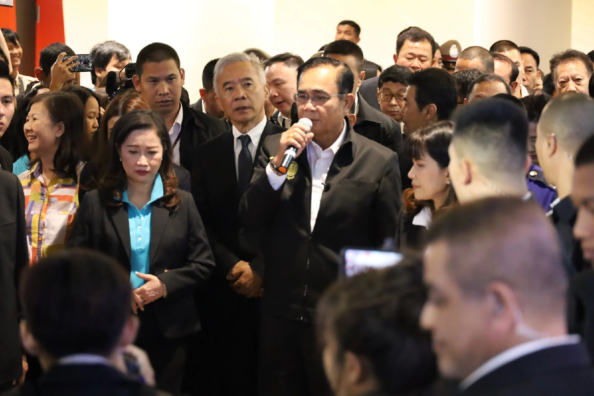 ประมวลภาพนายกฯลงพื้นที่โคราชจ่ายเงินเยียวยาเหยื่อกราดยิง