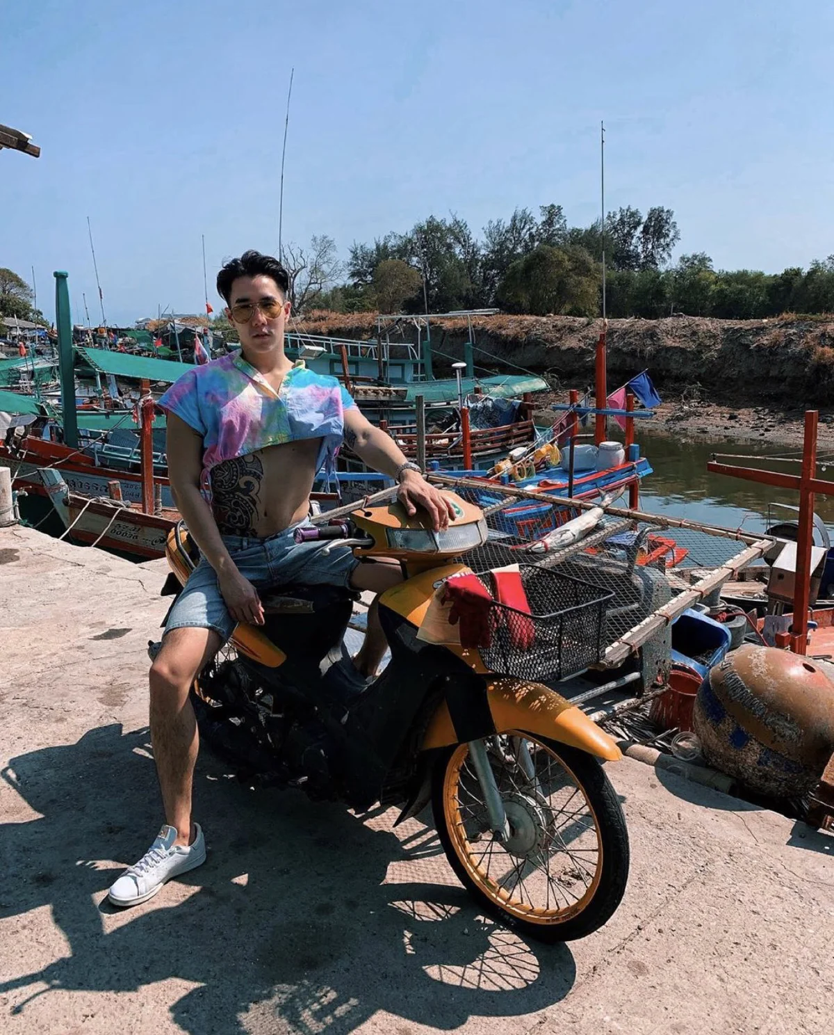  เปรี้ยวมากจ้า "เขื่อน ภัทรดนัย" ใส่เสื้อผู้หญิงเอวลอยสีสดใสเที่ยวหัวหิน