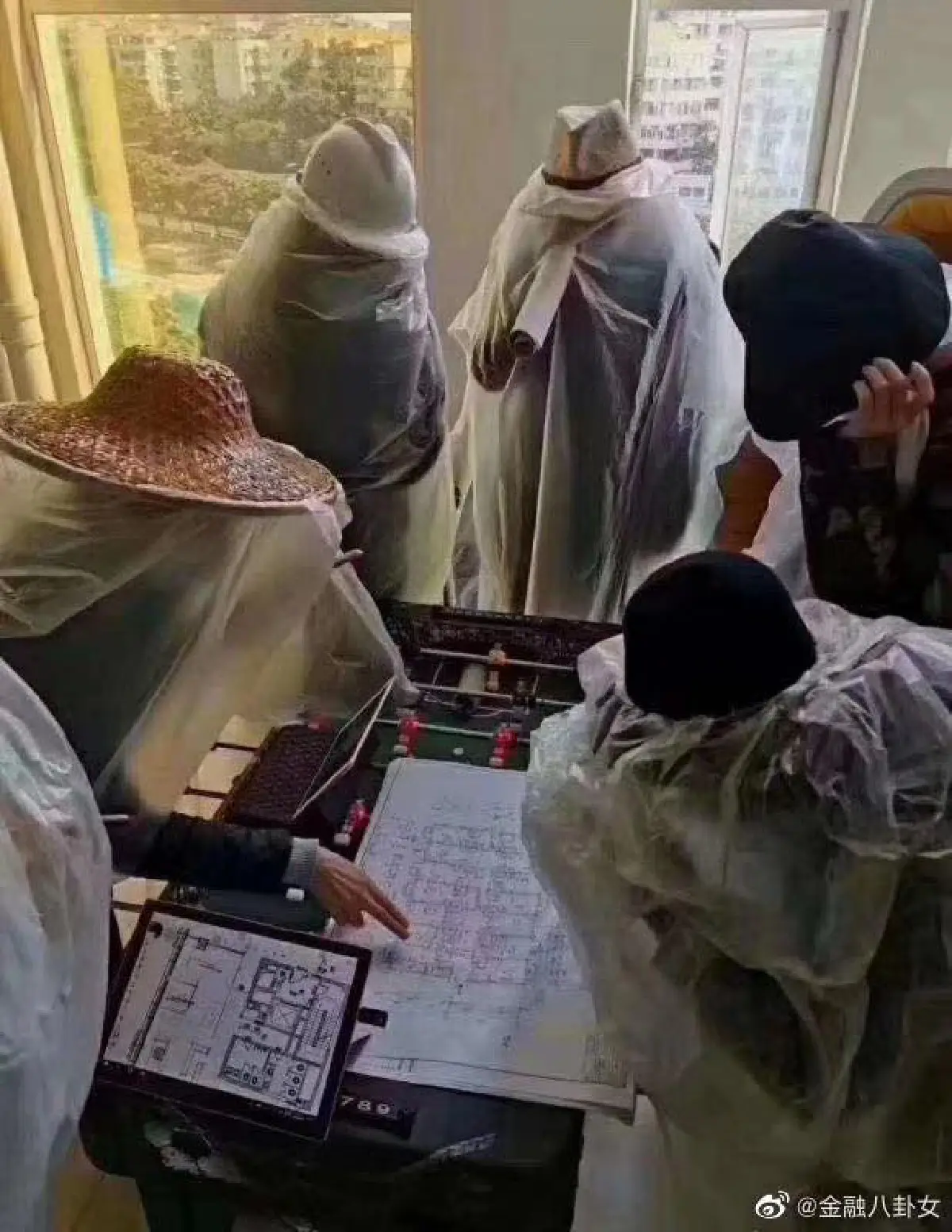 ไอเดียบรรเจิด ชาวจีนครอบพลาสติกทั่วตัว-รถยนต์กันไวรัส