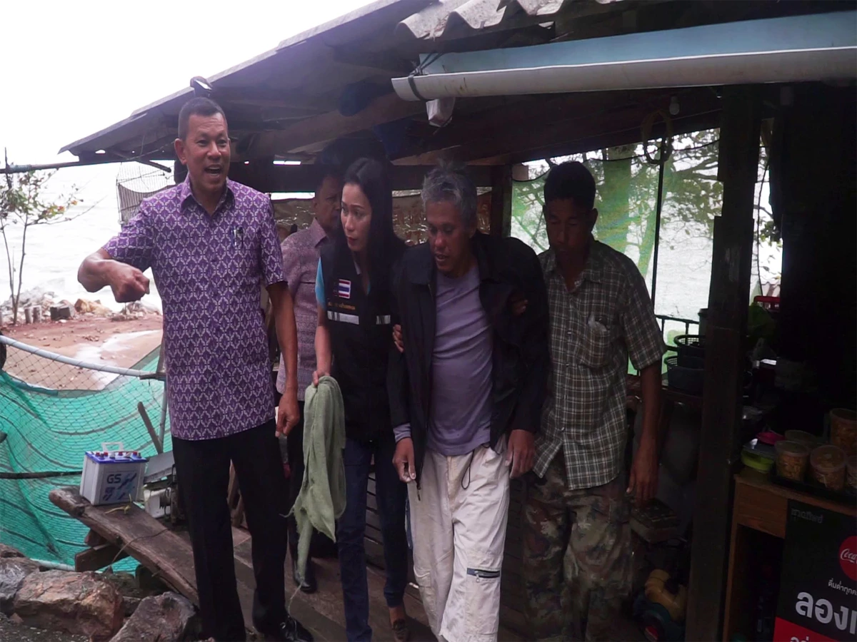 4 ลูกเรือประมงปลอดภัยหลังถูกคลื่นลมแรงซัดเรือจมลอยเท้งเต้งกลางทะเลชุมพร