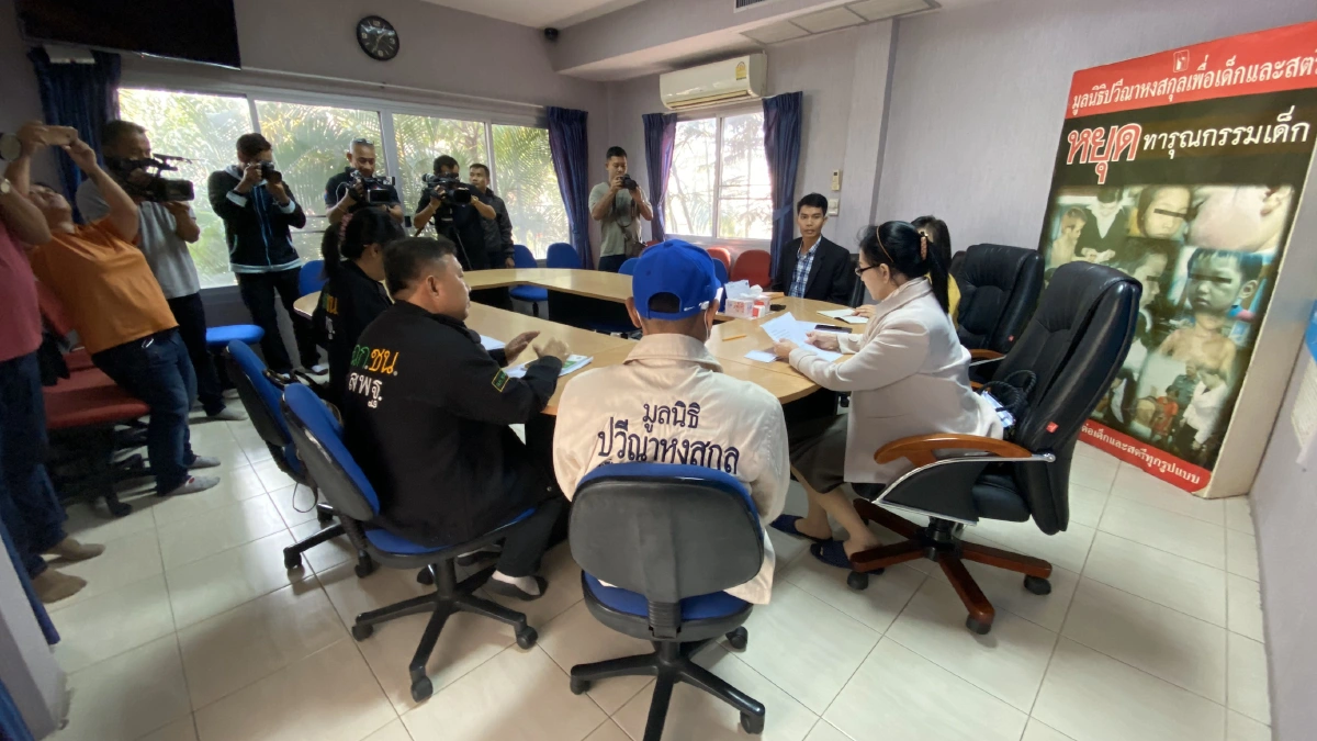 สังคมเสื่อม! พ่อพาลูกสาว 7 ขวบร้อง"ปวีณา"ถูกเพื่อนและรุ่นพี่รุมข่มขืนในห้องน้ำร.ร.