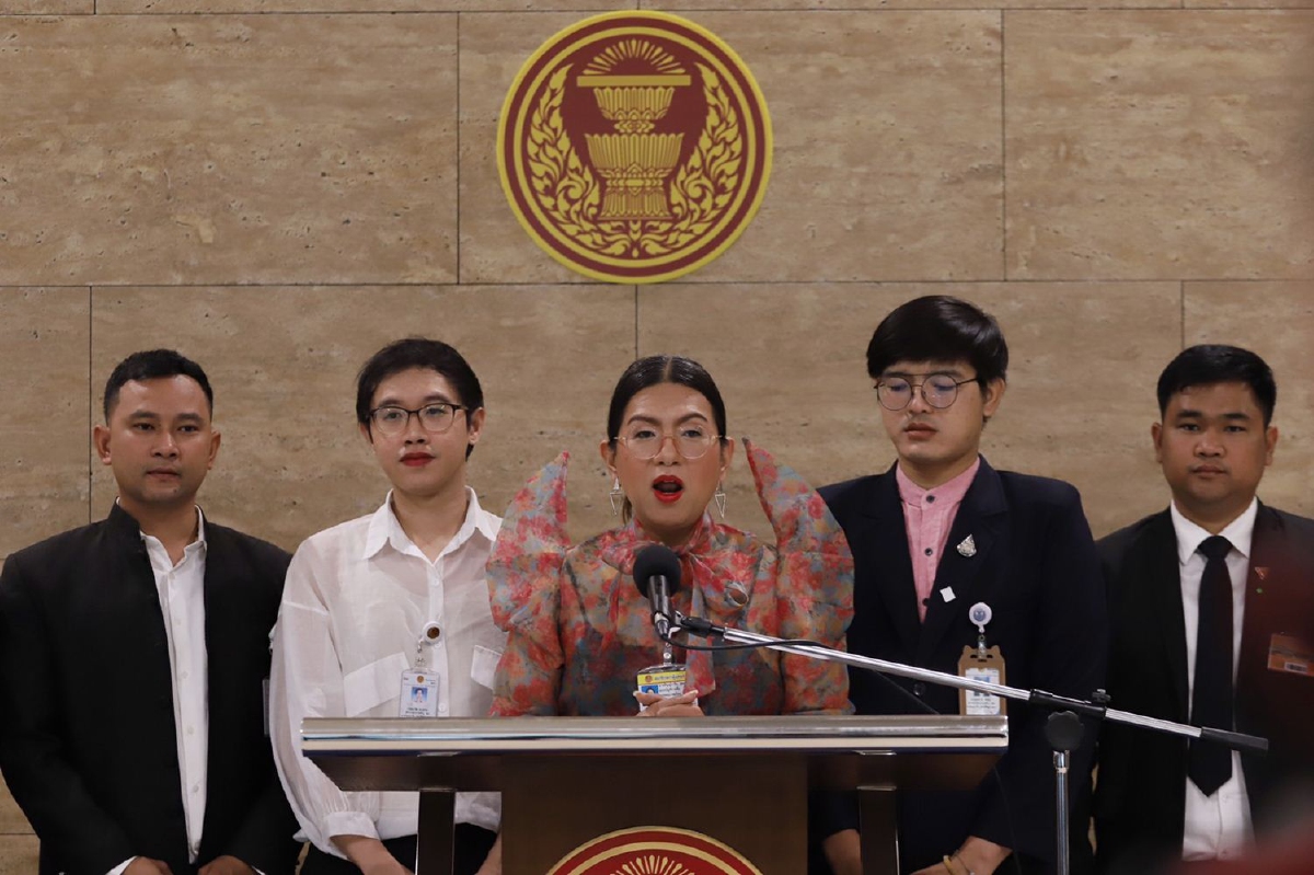 สส. LGBT อนาคตใหม่ค้านนายกฯสร้างหนังปลุกคนรักชาติเพื่อสร้างภาพลักษณ์กองทัพ สส. LGBT อนาคตใหม่ค้านนายกฯสร้างหนังปลุกคนรักชาติเพื่อสร้างภาพลักษณ์กองทัพ
