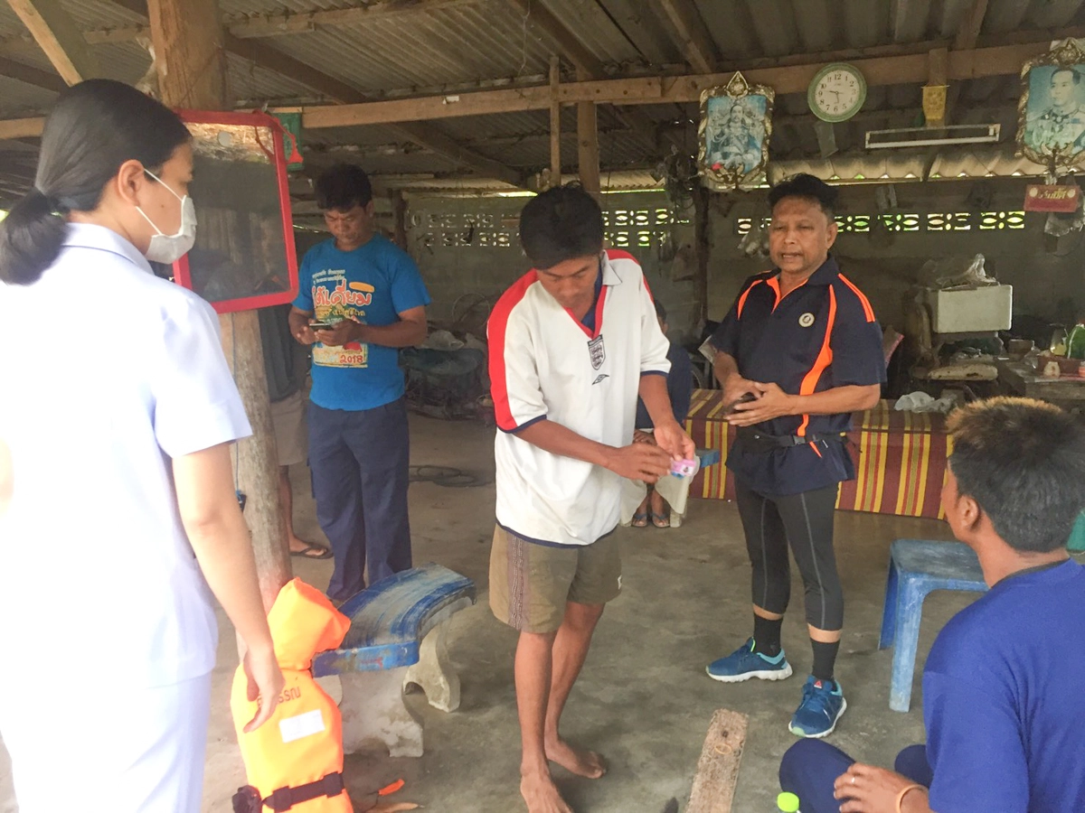 4 ลูกเรือประมงปลอดภัยหลังถูกคลื่นลมแรงซัดเรือจมลอยเท้งเต้งกลางทะเลชุมพร