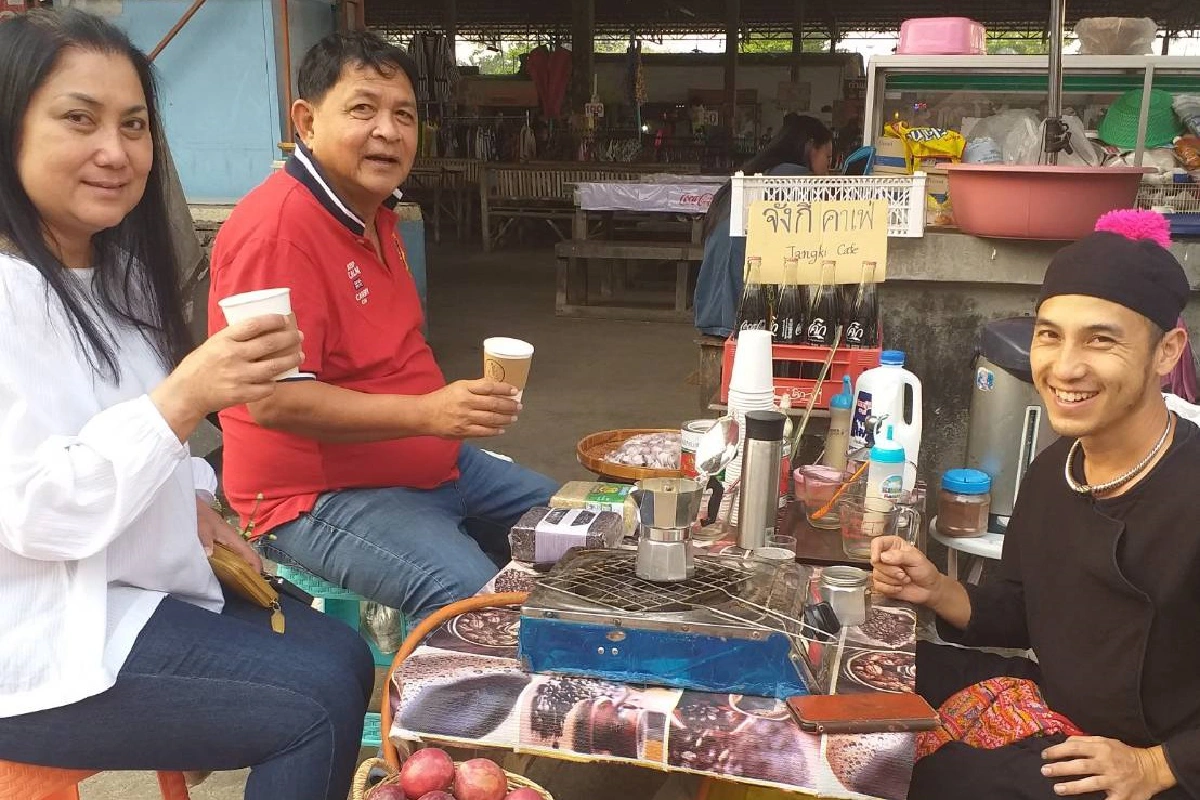 หนุ่มม้งจบวิศวะเปิดร้านกาแฟที่พบพระ สืบสานวัฒนธรรมชนเผ่า