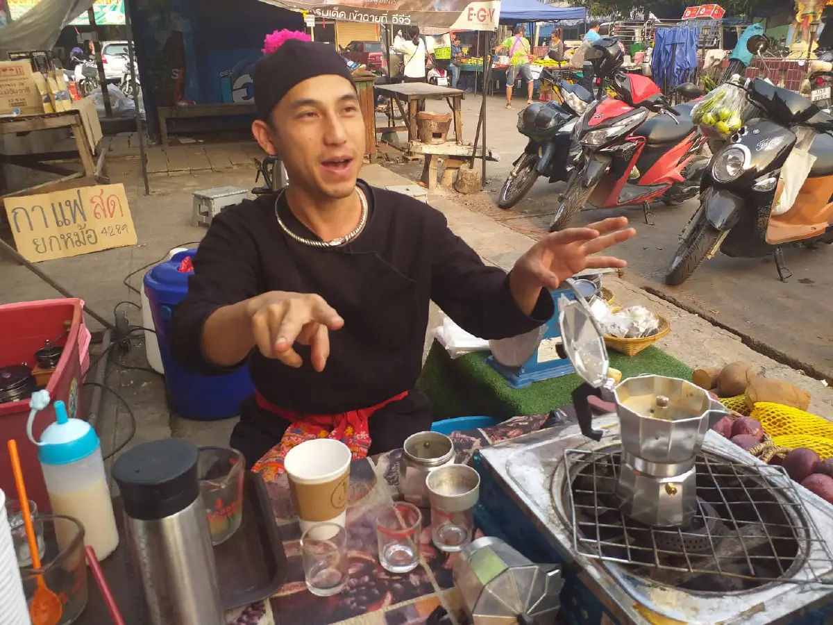 หนุ่มม้งจบวิศวะเปิดร้านกาแฟที่พบพระ สืบสานวัฒนธรรมชนเผ่า