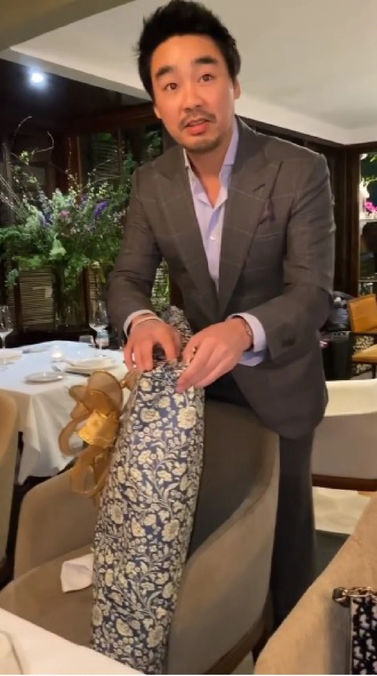 แกะของขวัญจาก อั้ม พัชราภา ตั้งใจเลือกให้ ไฮโซพก กว่าจะถูกใจยากมาก (คลิป