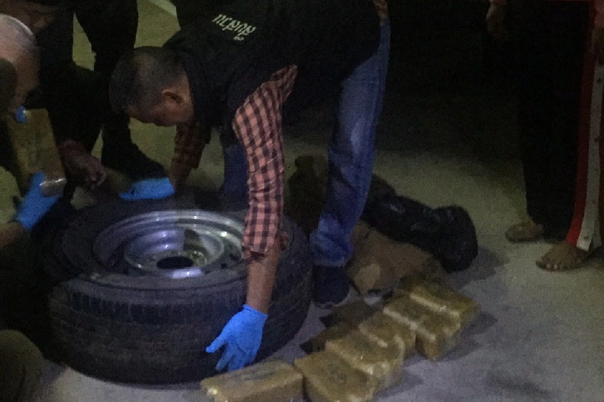 สาวชงเหล้าคิดรวยทางลัด รับจ้างยาบ้าแสนเม็ด ถูกรวบคาด่านตรวจ