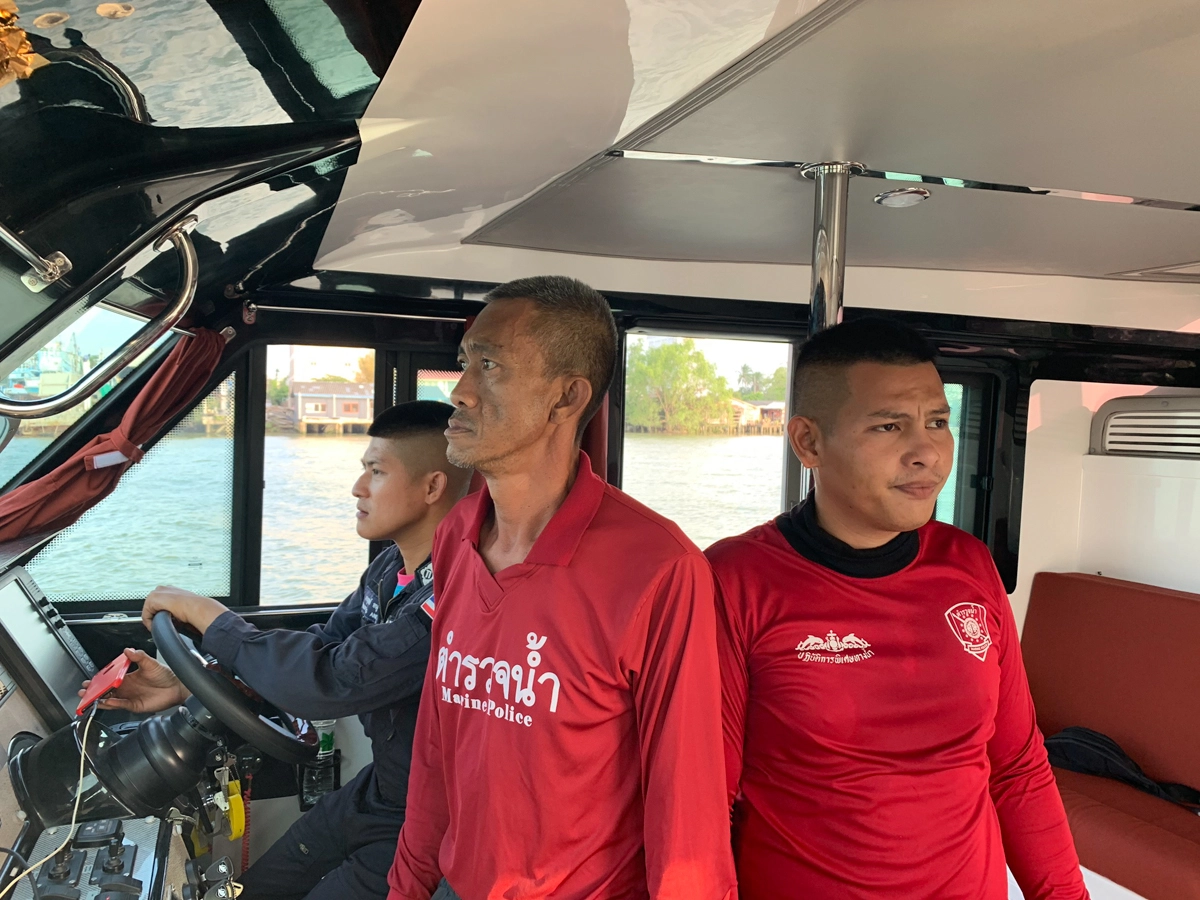 4 ลูกเรือประมงปลอดภัยหลังถูกคลื่นลมแรงซัดเรือจมลอยเท้งเต้งกลางทะเลชุมพร