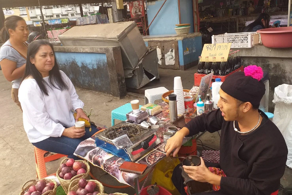 หนุ่มม้งจบวิศวะเปิดร้านกาแฟที่พบพระ สืบสานวัฒนธรรมชนเผ่า