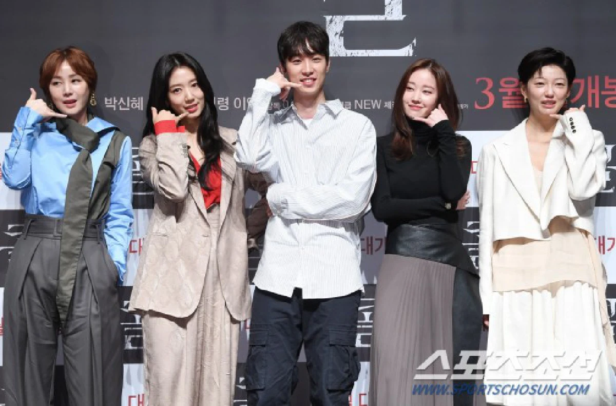 นี่ผู้กำกับนะ! “อีชุงฮยอน” สร้างความฮือฮาในงานเปิดตัวหนัง หลายคนคิดว่าพระเอก 