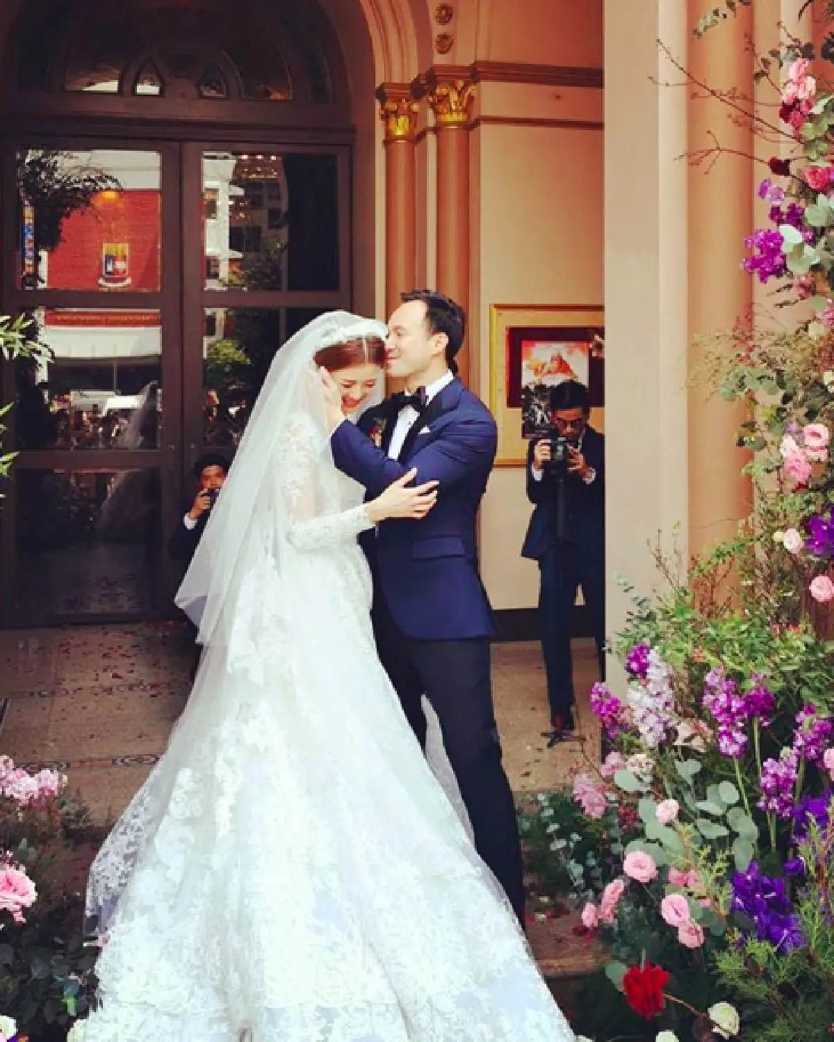 “เก๋ ชลลดา-ไฮโซพร้อม” ถือฤกษ์ดีเข้าพิธีแต่งงาน สุดอบอุ่นและโรแมนติกมาก