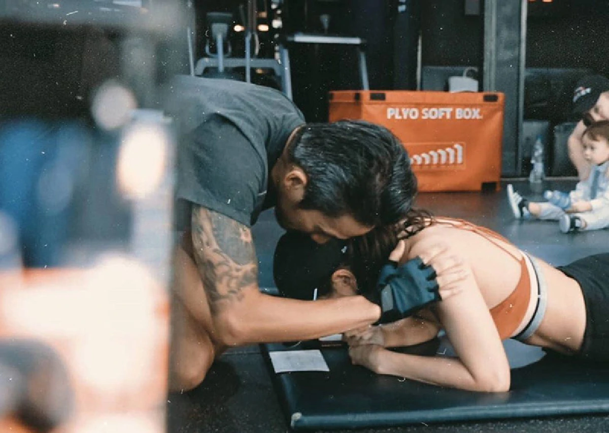 ป๋อมแป๋ม เอาบ้าง! ทำท่าแพลงก์รอคนขอแต่งงาน งานนี้ ก้อย-บอย แซวสนั่น