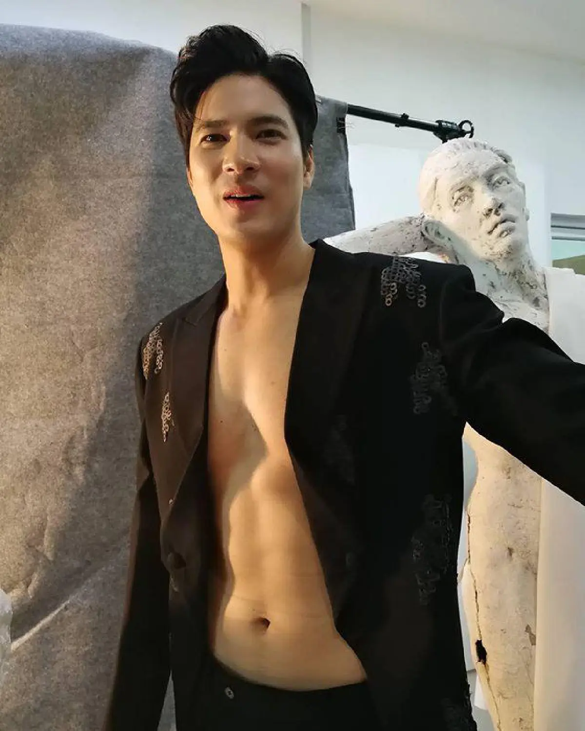 ไมค์ ภัทรเดช อวดหุ่นแซ่บซิกแพคเน้นๆ ปุ๊กลุก ยังต้องคอมเมนต์แซว