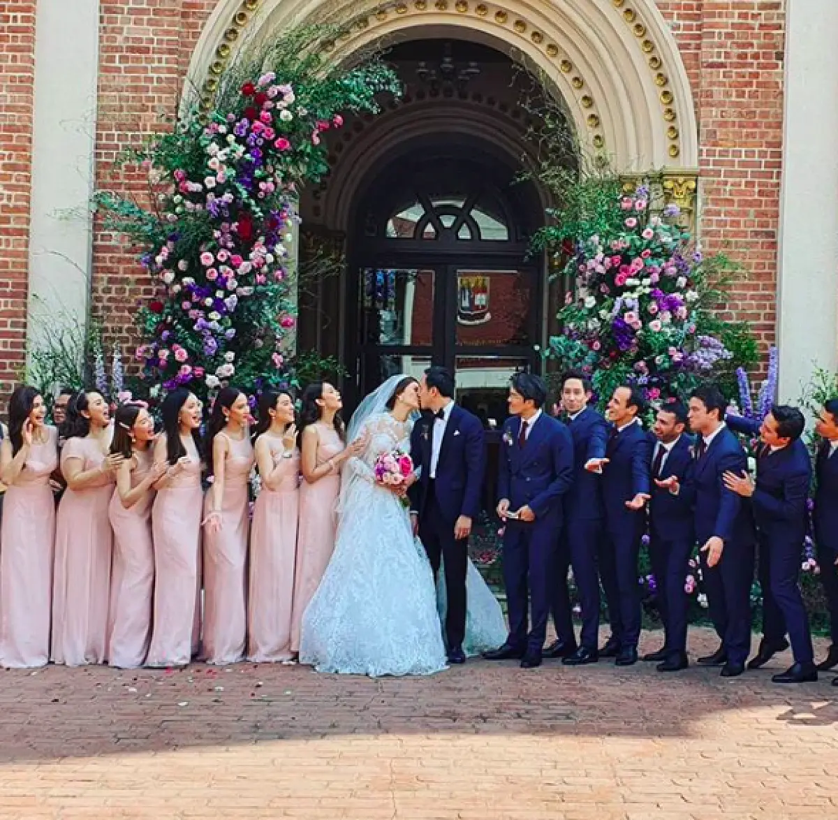 “เก๋ ชลลดา-ไฮโซพร้อม” ถือฤกษ์ดีเข้าพิธีแต่งงาน สุดอบอุ่นและโรแมนติกมาก