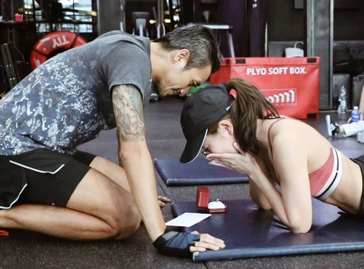 ป๋อมแป๋ม เอาบ้าง! ทำท่าแพลงก์รอคนขอแต่งงาน งานนี้ ก้อย-บอย แซวสนั่น