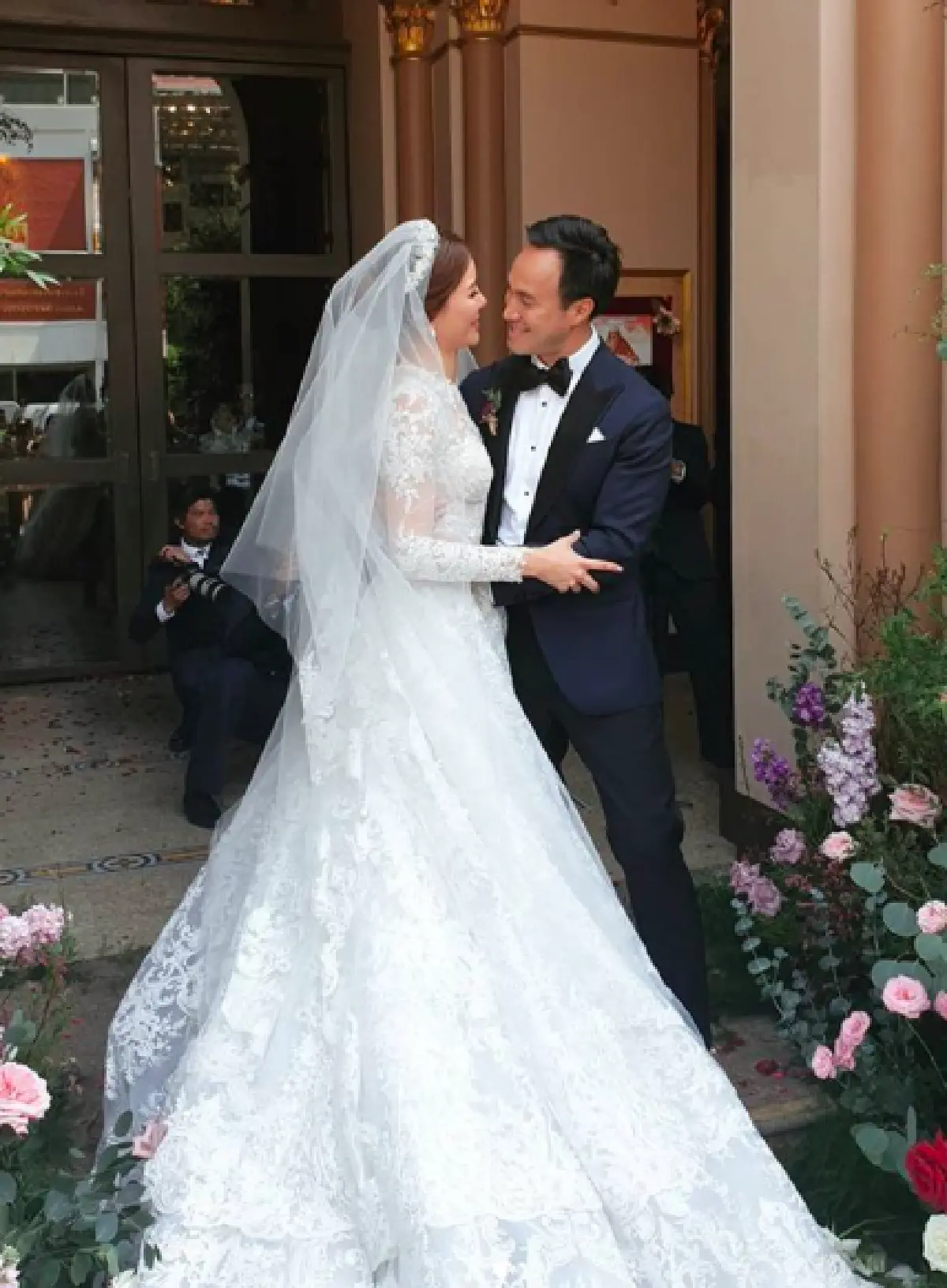 “เก๋ ชลลดา-ไฮโซพร้อม” ถือฤกษ์ดีเข้าพิธีแต่งงาน สุดอบอุ่นและโรแมนติกมาก