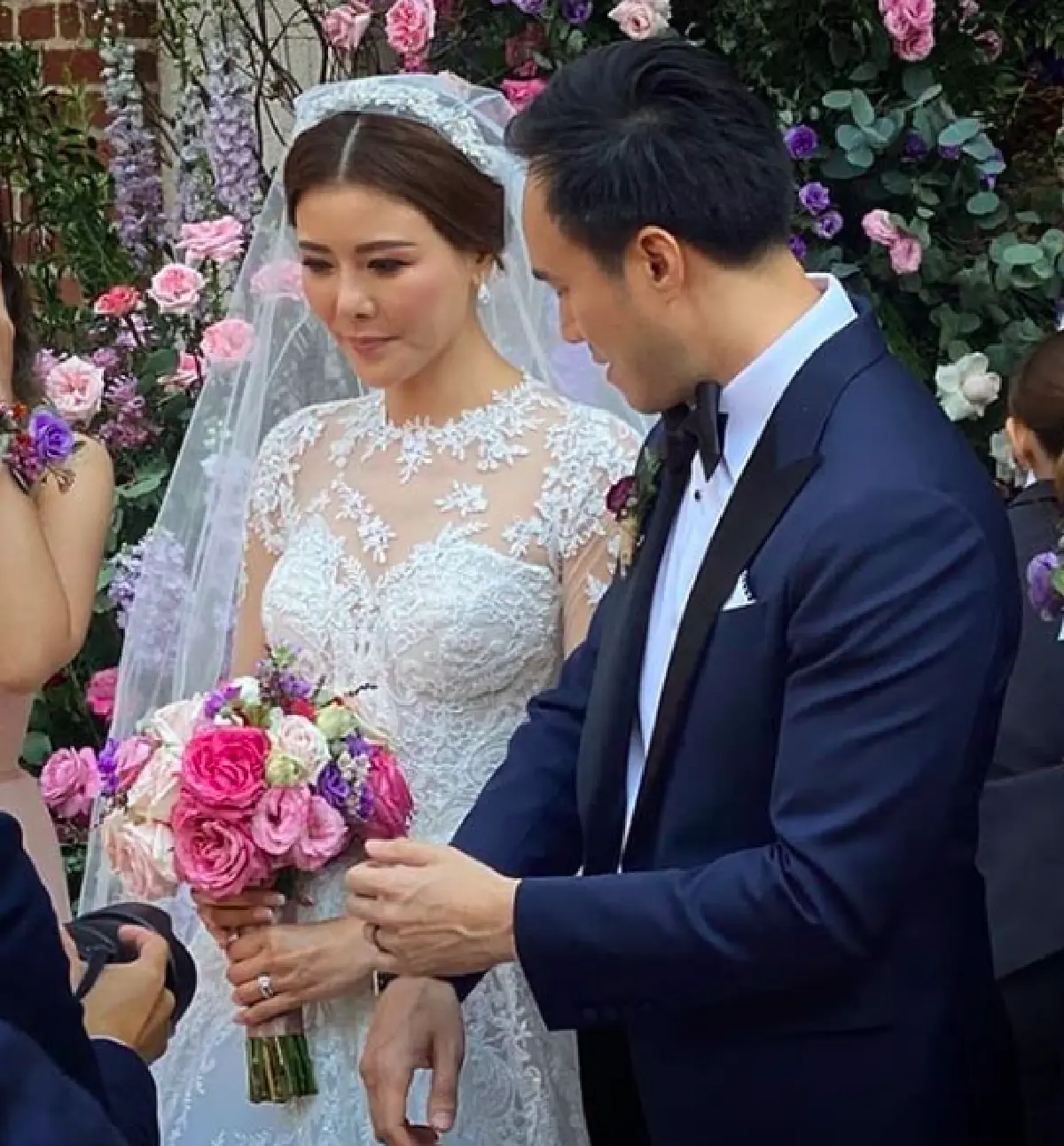 “เก๋ ชลลดา-ไฮโซพร้อม” ถือฤกษ์ดีเข้าพิธีแต่งงาน สุดอบอุ่นและโรแมนติกมาก