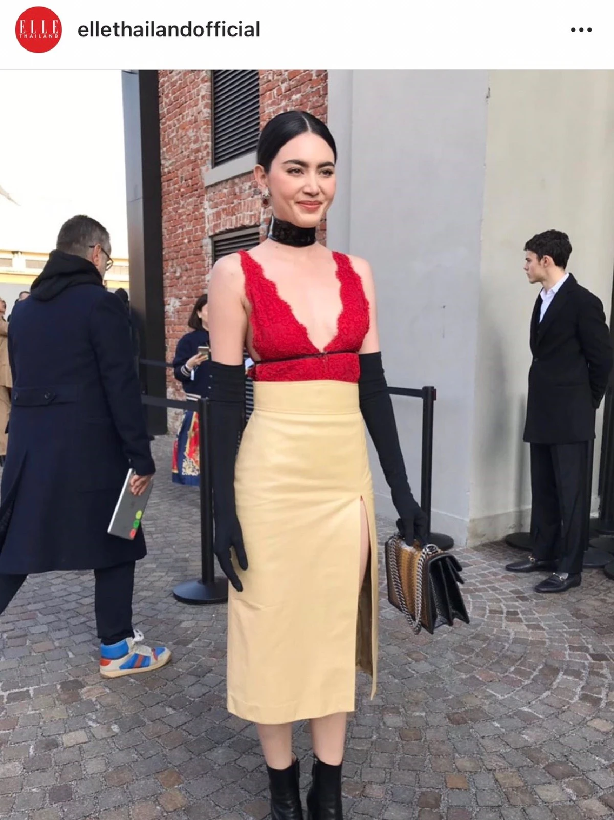 ใหม่ ดาวิกา แหวกลึกโชว์เนินอกสุดเซ็กซี่ ชมแฟชั่นโชว์ที่มิลาน