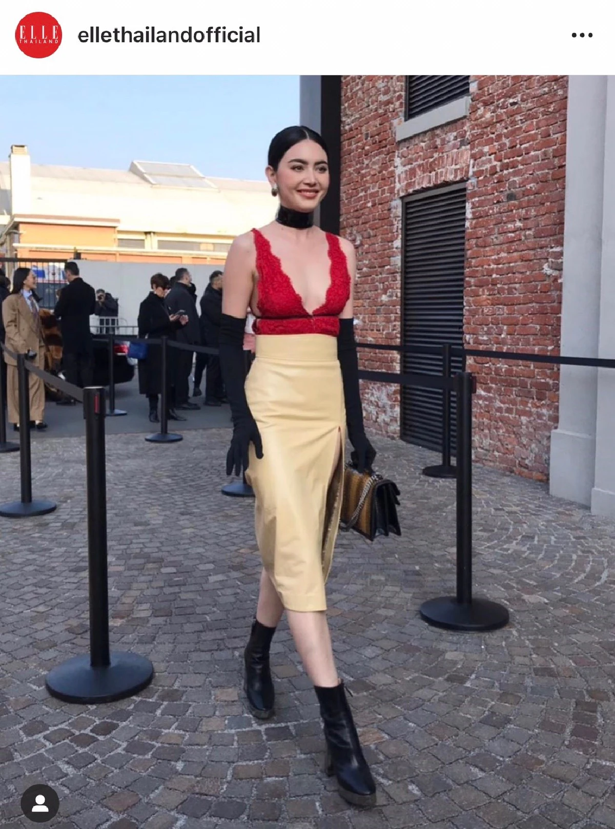 ใหม่ ดาวิกา แหวกลึกโชว์เนินอกสุดเซ็กซี่ ชมแฟชั่นโชว์ที่มิลาน