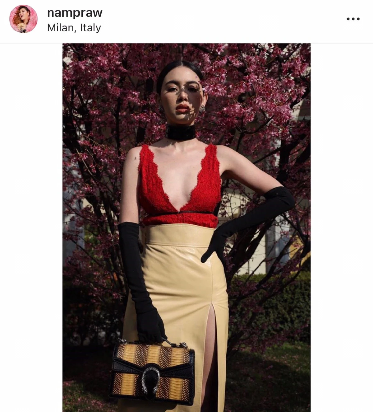 ใหม่ ดาวิกา แหวกลึกโชว์เนินอกสุดเซ็กซี่ ชมแฟชั่นโชว์ที่มิลาน