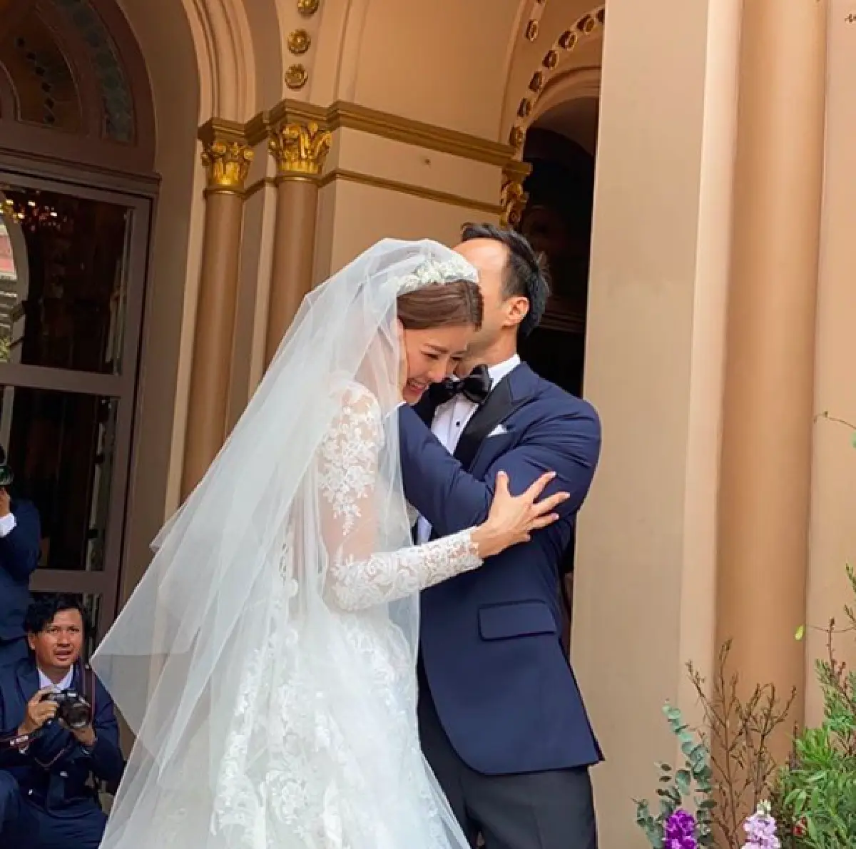 “เก๋ ชลลดา-ไฮโซพร้อม” ถือฤกษ์ดีเข้าพิธีแต่งงาน สุดอบอุ่นและโรแมนติกมาก