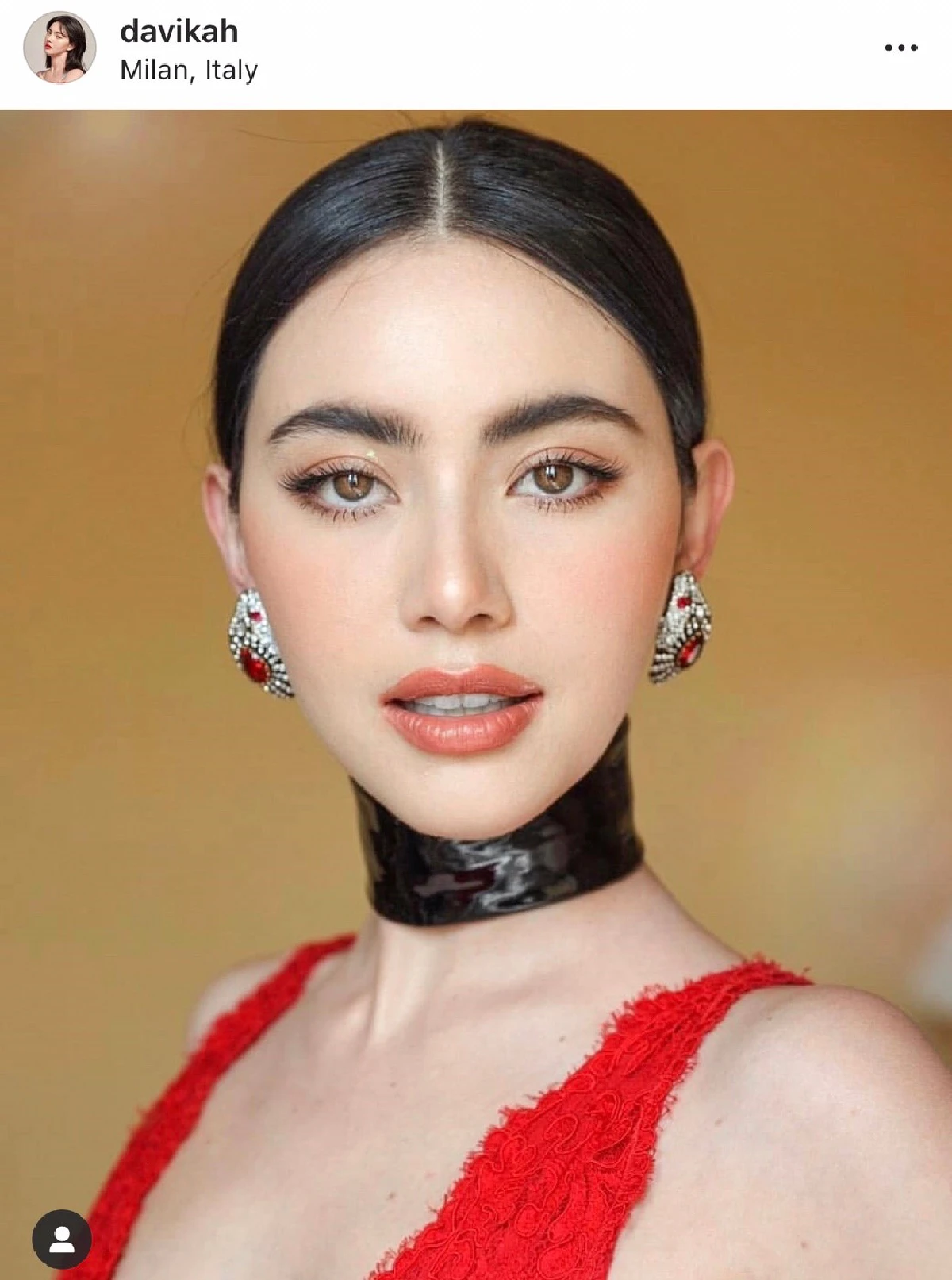 ใหม่ ดาวิกา แหวกลึกโชว์เนินอกสุดเซ็กซี่ ชมแฟชั่นโชว์ที่มิลาน