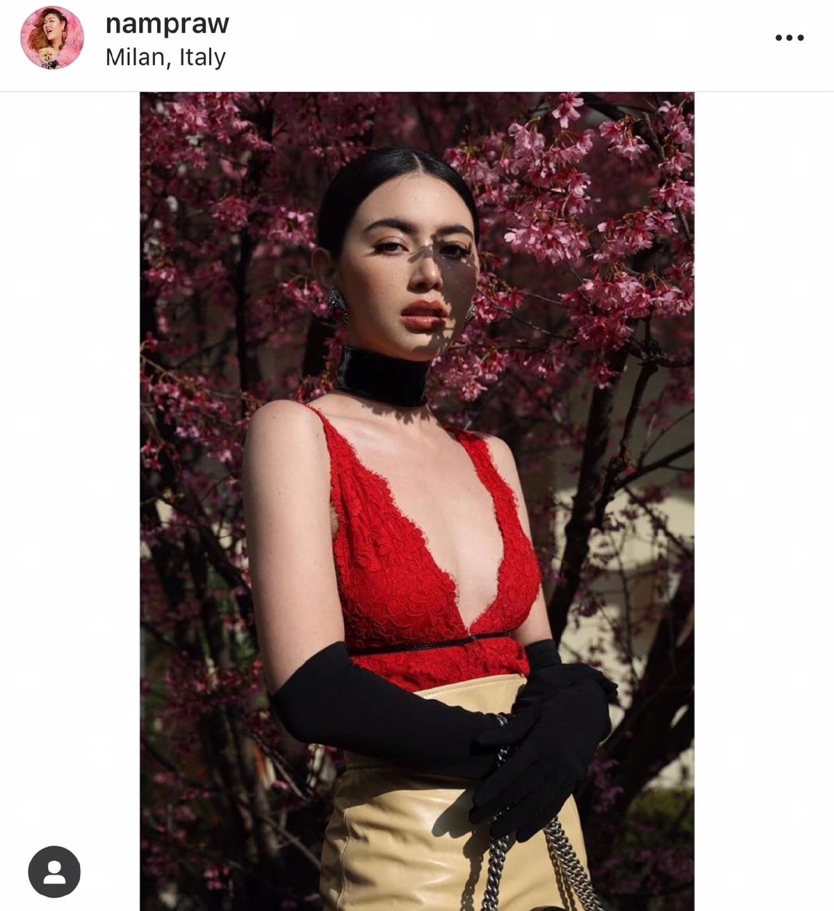 ใหม่ ดาวิกา แหวกลึกโชว์เนินอกสุดเซ็กซี่ ชมแฟชั่นโชว์ที่มิลาน